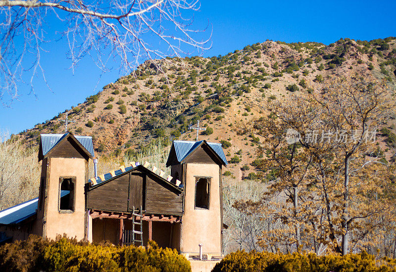 奇梅奥(Chimayo)， NM:奇梅奥钟楼，充满活力的蓝天